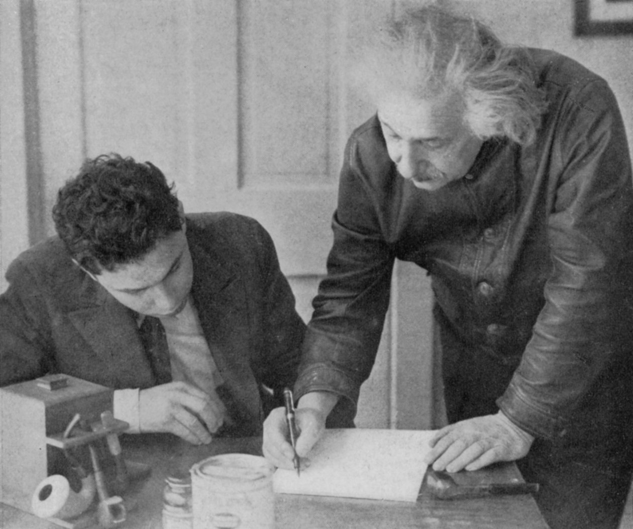 Albert Einstein, matematico e fisico tedesco-svizzero-americano, con uno studente da Unbekannt