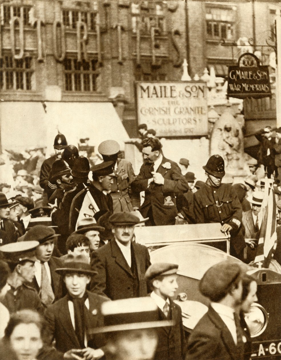 Alcock e Brown...dopo il primo volo transatlantico senza scalo, Londra, giugno 1919, 1935 da Unbekannt