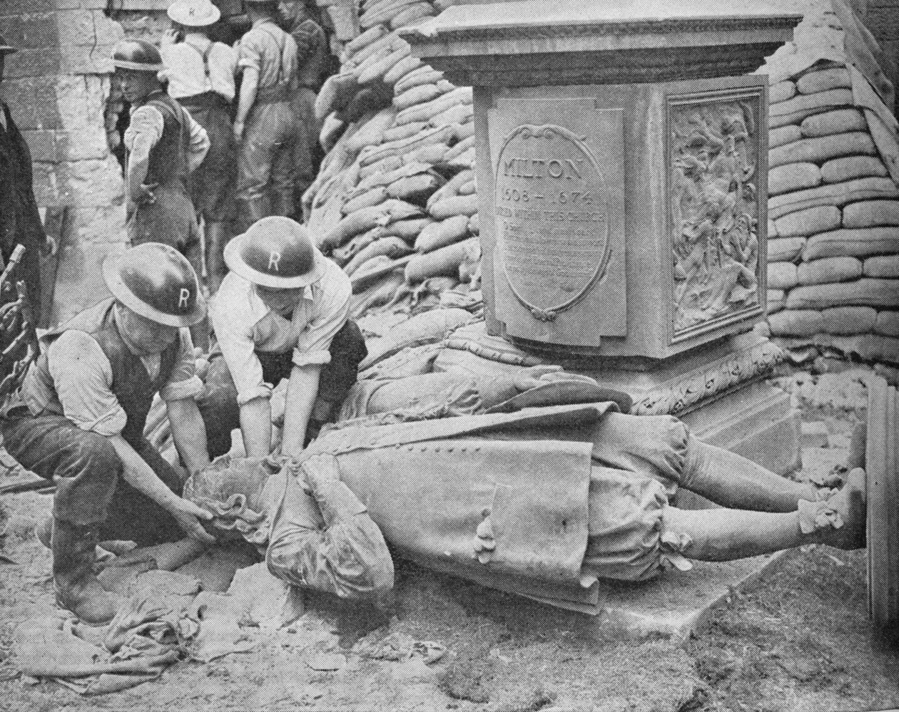 Raid notturno sulla capitale britannica - Statua di John Milton, 1940 da Unbekannt