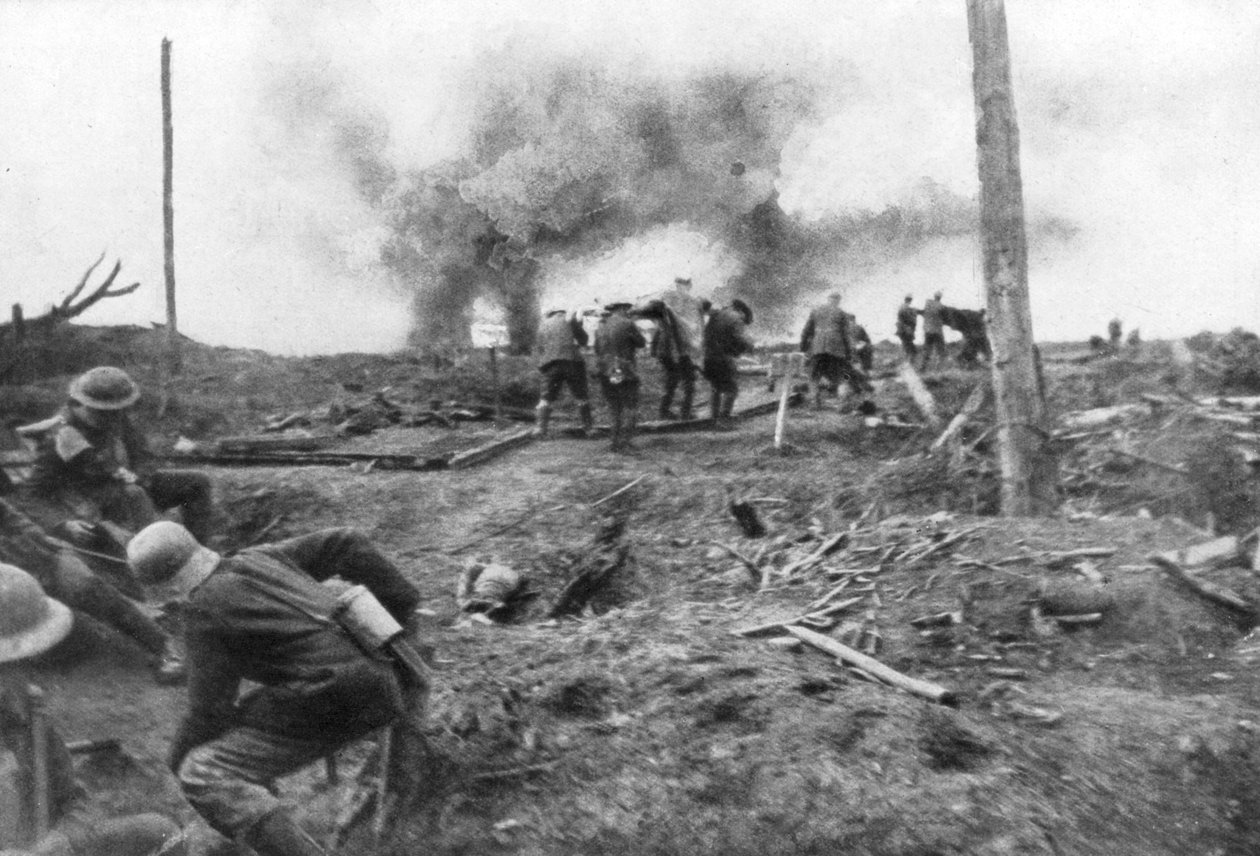 Truppe alleate e prigionieri tedeschi sulla strada di Menin, vicino a Ypres, Belgio, 30 ottobre, 1917 da Unbekannt