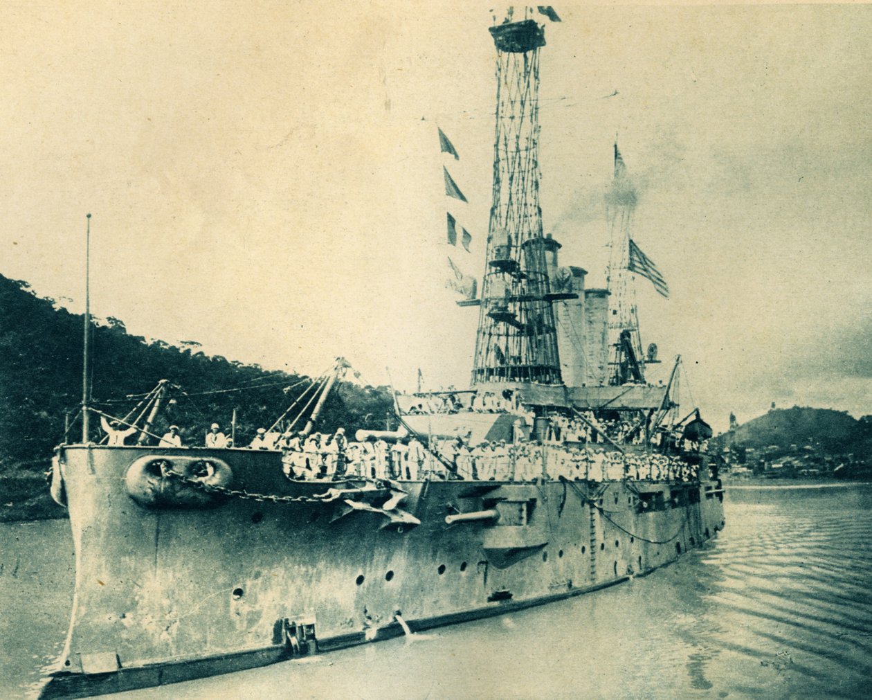 La nave da battaglia americana Missouri che attraversa il canale di Panama da Unbekannt