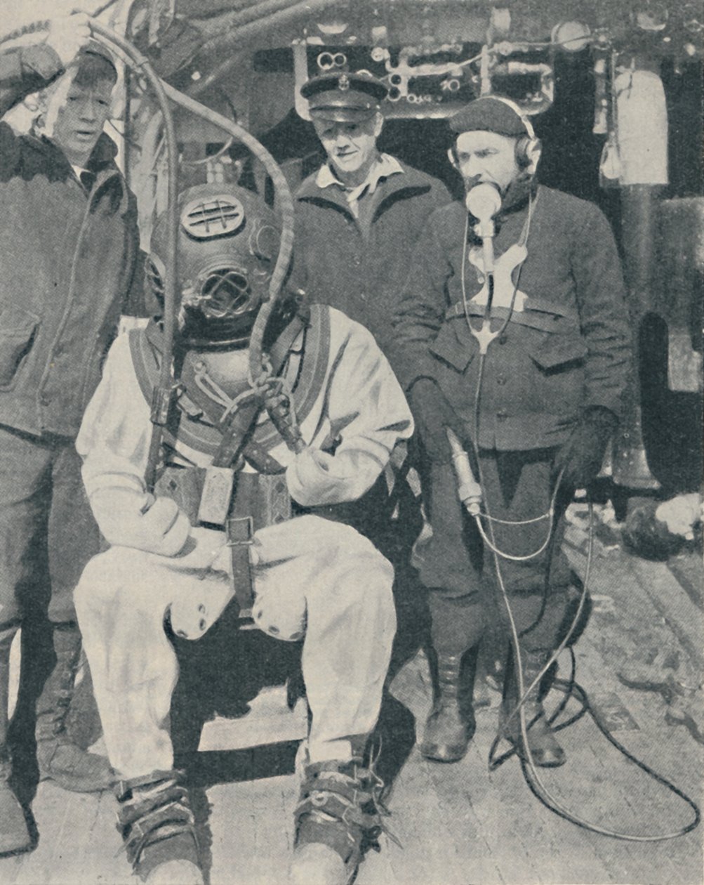 Sommozzatore navale americano indossa guanti di gomma impermeabili a tre dita, 1937 da Unbekannt