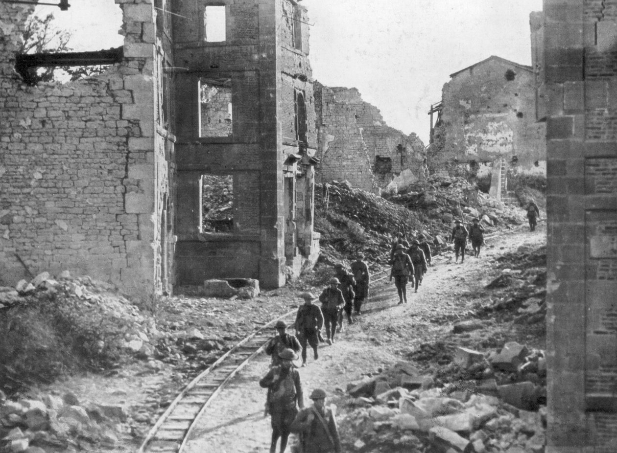 Soldati americani che attraversano le rovine di Varennes, Offensiva della Mosa-Argonne, Francia da Unbekannt