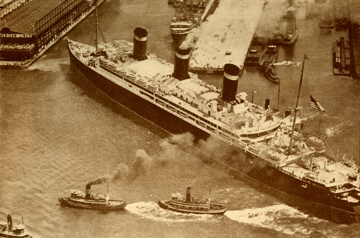 Fotografia aerea del Leviathan trainato da piccoli rimorchiatori nel suo molo a New York da Unbekannt