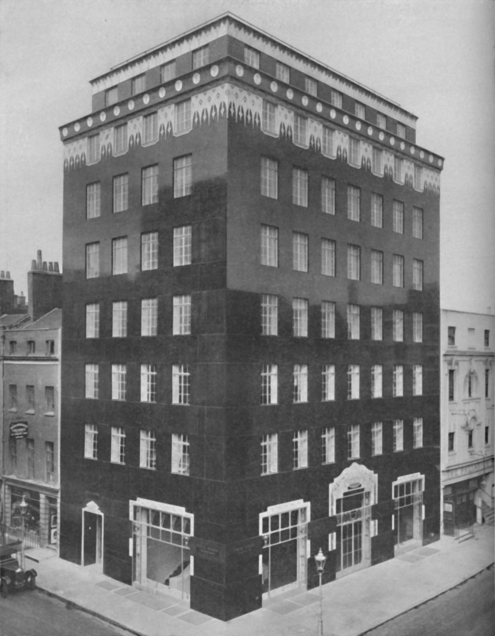 Un edificio tutto nero a Londra con un colletto bianco simile a un pizzo, c1935 da Unbekannt
