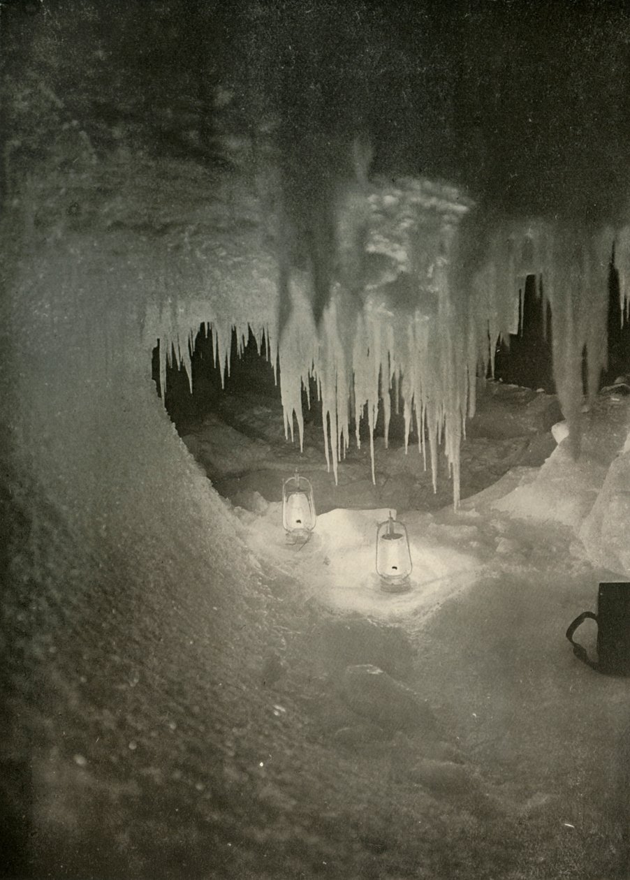 Una caverna di ghiaccio in inverno. Fotografata alla luce delle lampade a uragano, c1908, 1909 da Unbekannt