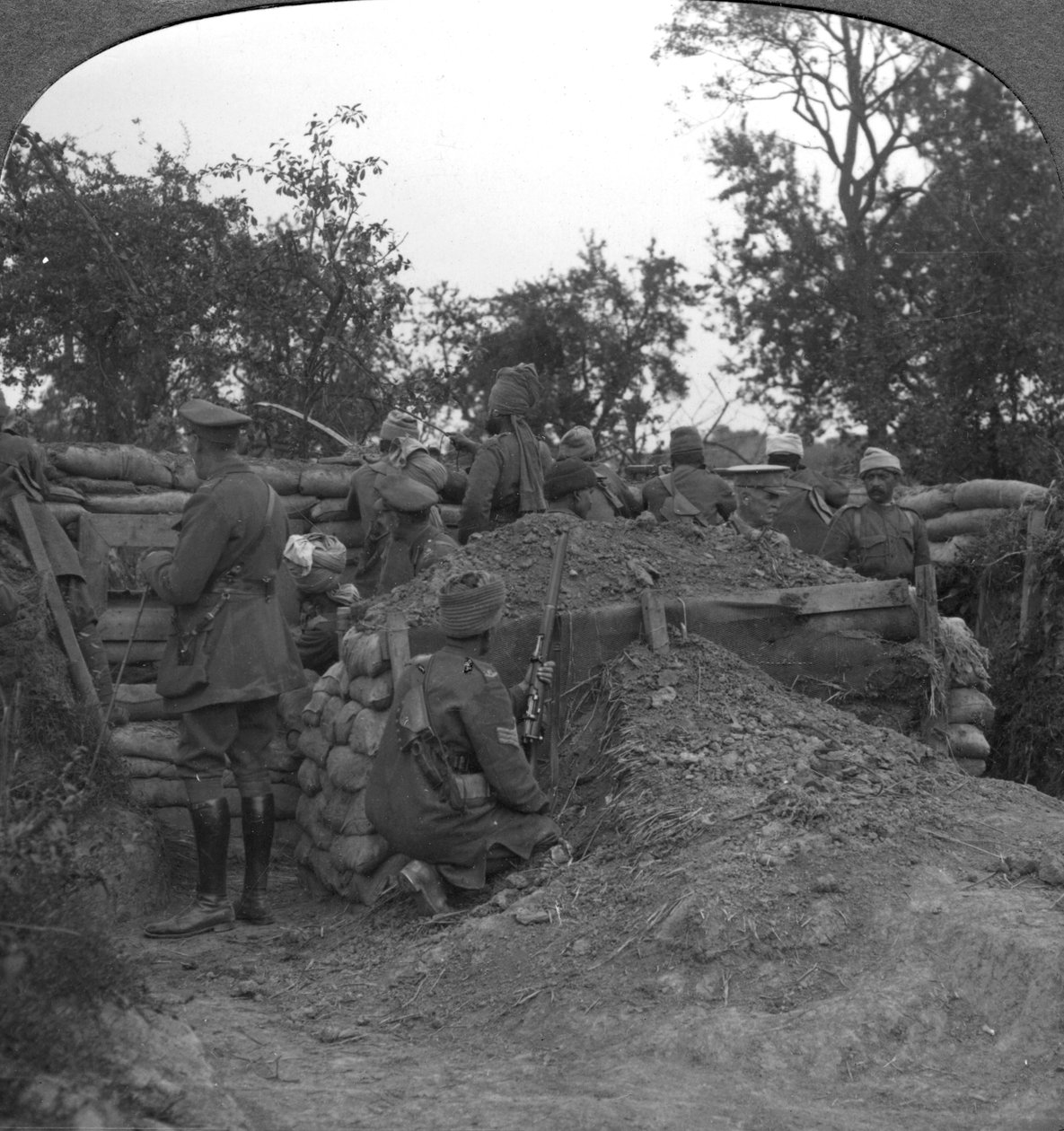 Una trincea avanzata tenuta dai Dogra e una sezione di mitragliatrici della cavalleria indiana, anni 1900 da Unbekannt