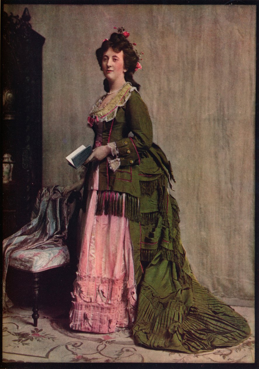 Un abito pomeridiano di seta verde e rosa. Molto tipico delle mode tra il 1868 e il 1878, c1913 da Unbekannt
