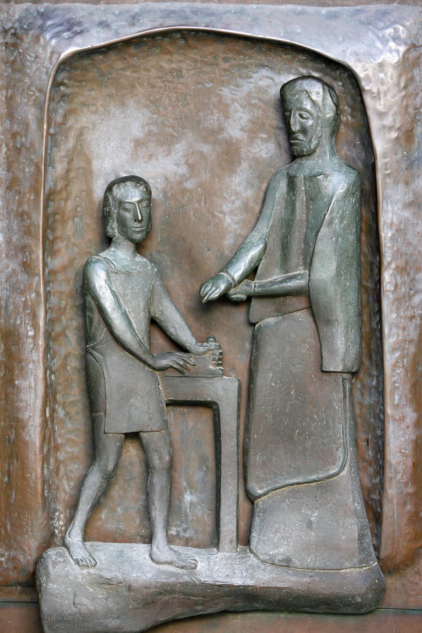 Scultura sulla porta della basilica dell