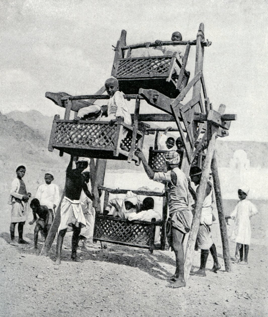 Bambini arabi che si divertono su una ruota panoramica, 1922 da Unbekannt