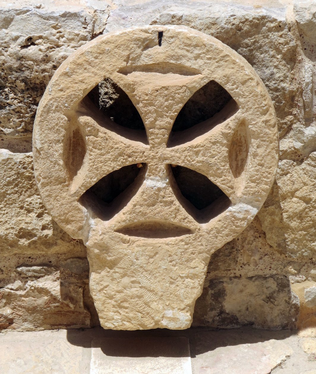 Dettaglio architettonico di una finestra di una chiesa bizantina nell