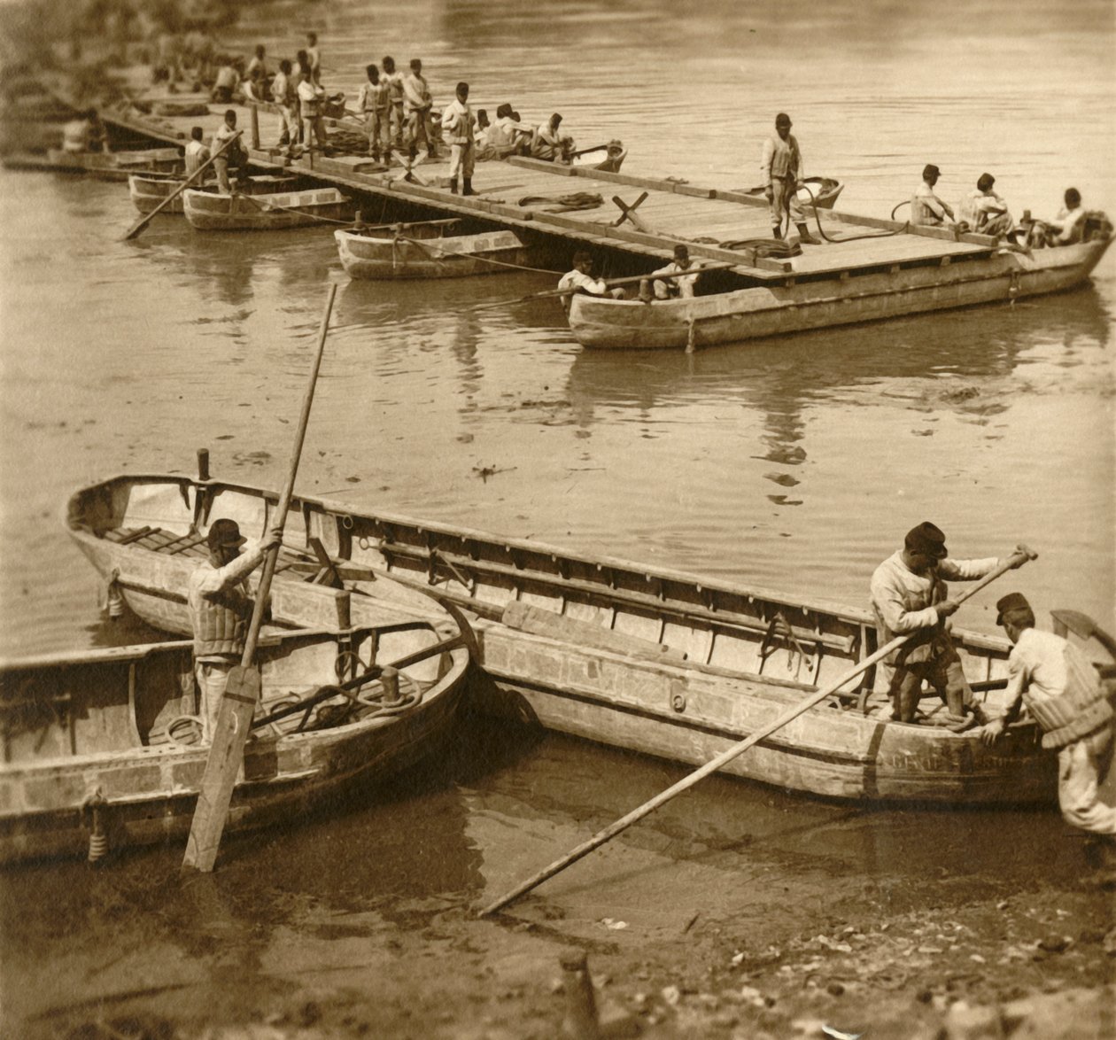 Assemblaggio di un ponte di barche, c1914-c1918 da Unbekannt