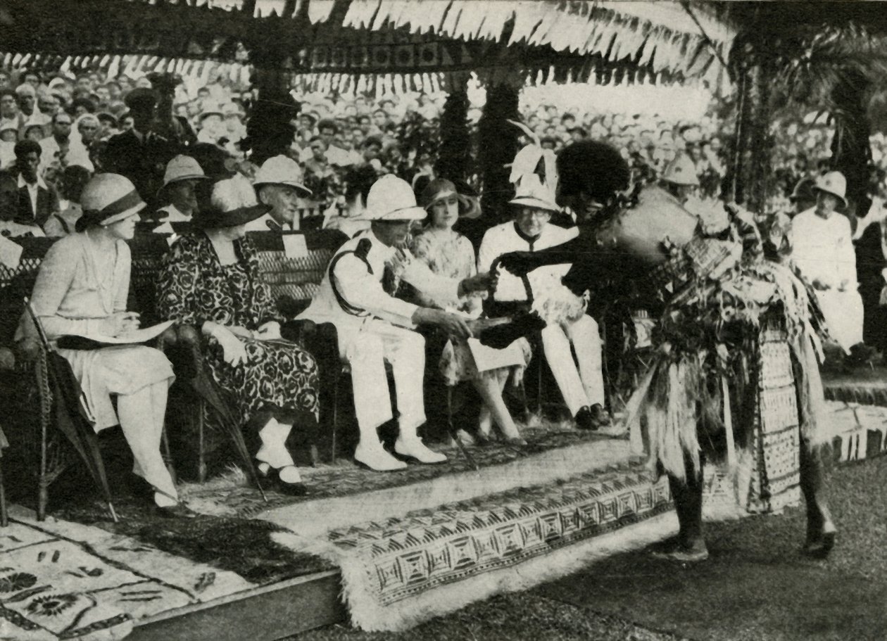 A Suva, Fiji. Presentazione di un dente di capodoglio da Unbekannt