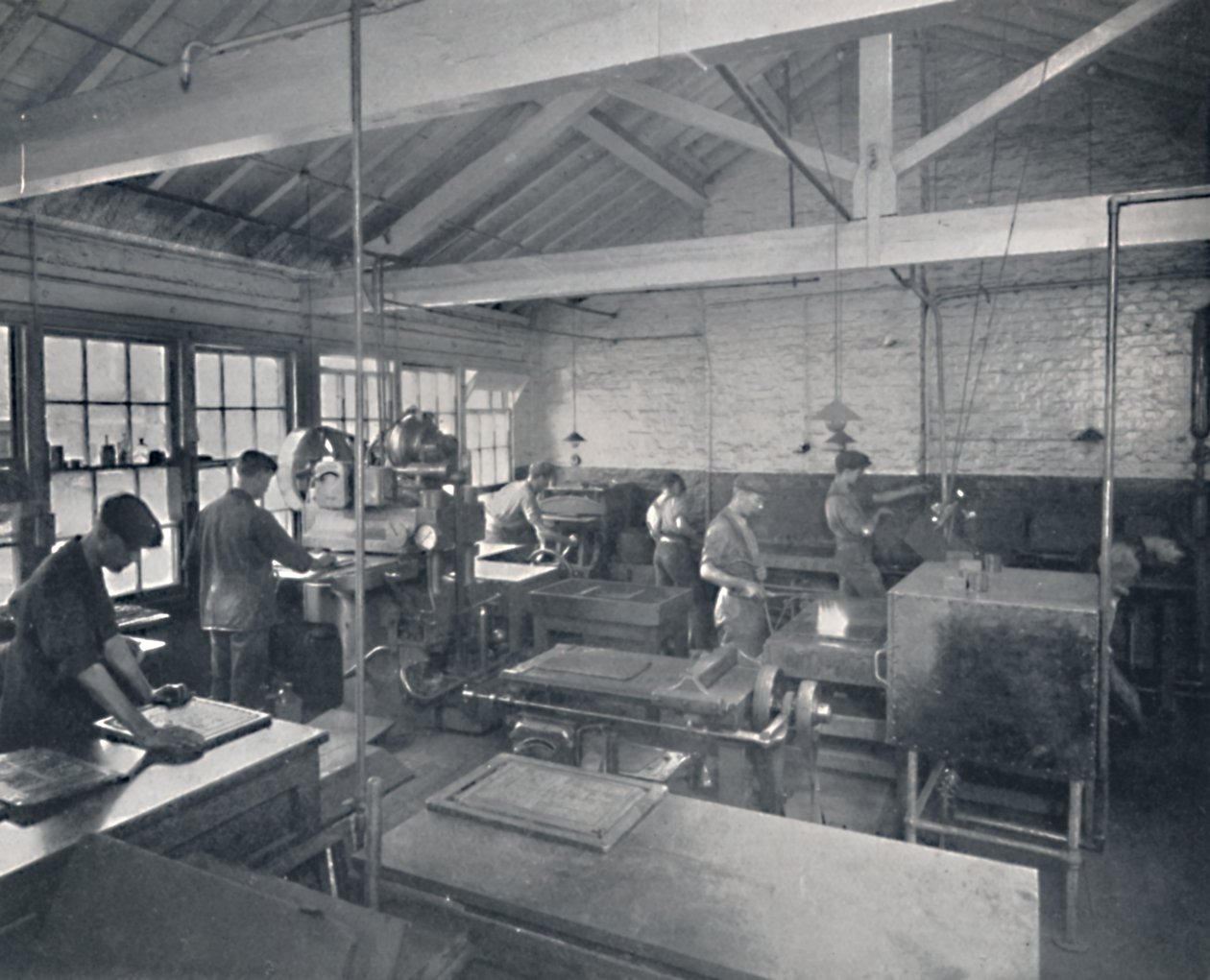 Al lavoro nella fonderia. Realizzazione di stampi in cera delle pagine, 1917 da Unbekannt