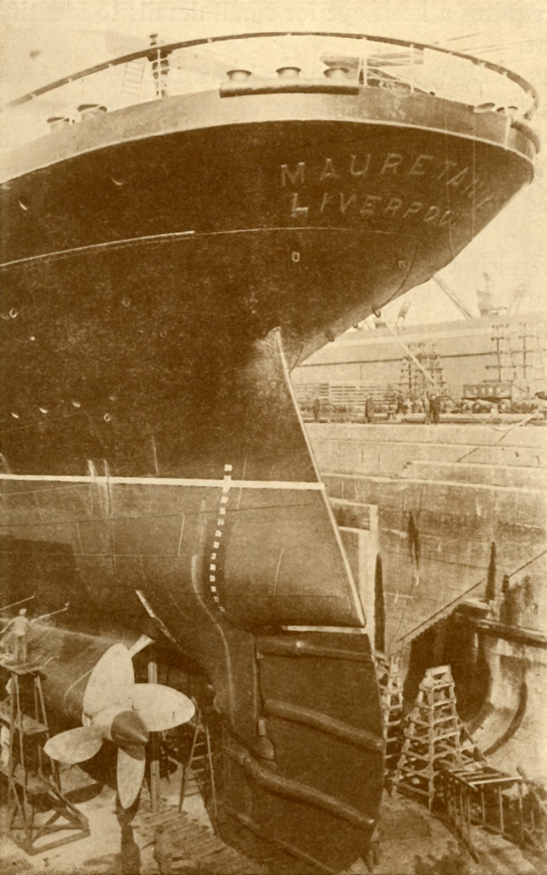 Al lavoro sulla poppa del Mauretania, in bacino di carenaggio, c1930 da Unbekannt