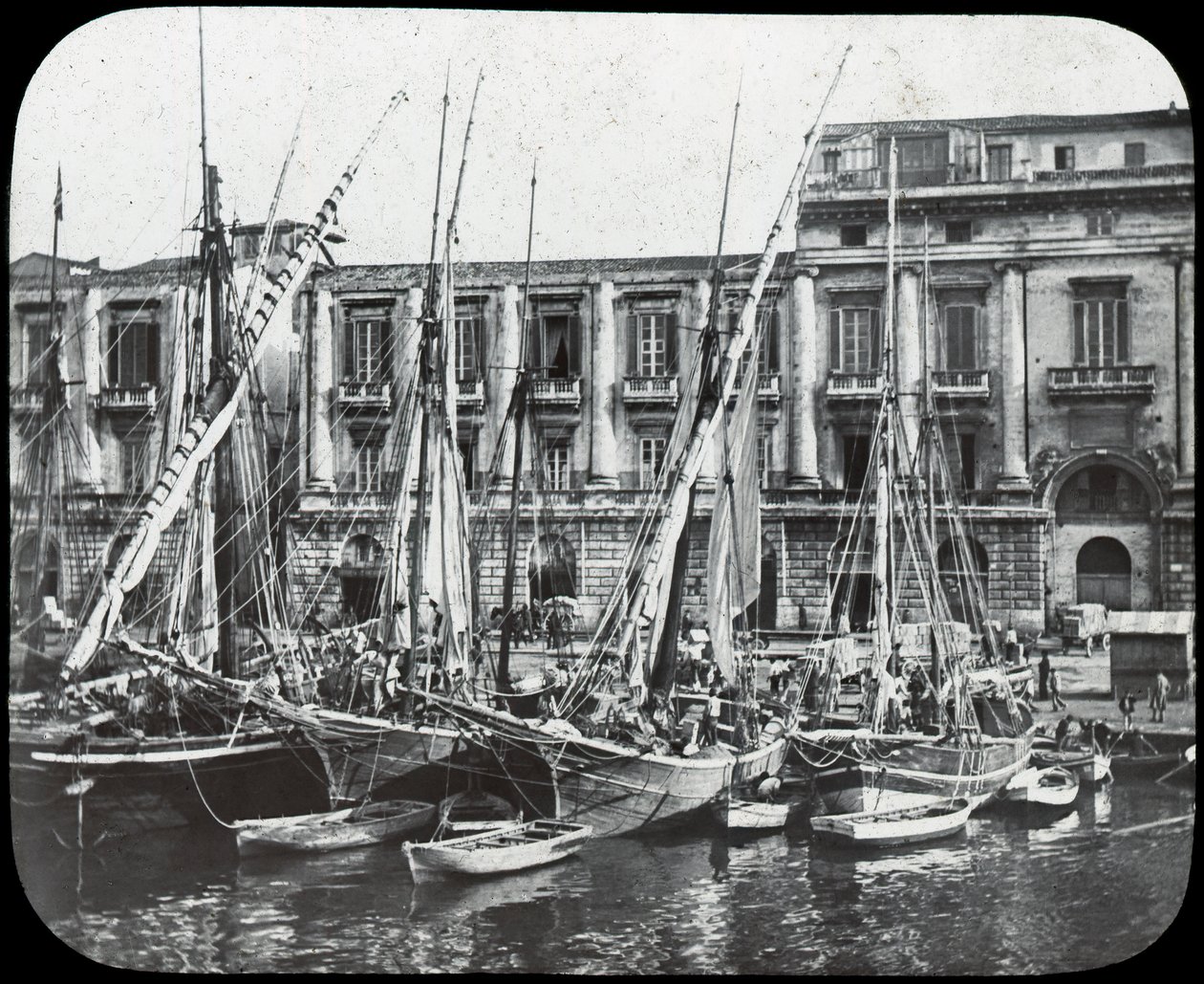 Al molo, porto di Messina, Sicilia, Italia, fine XIX o inizio XX secolo da Unbekannt