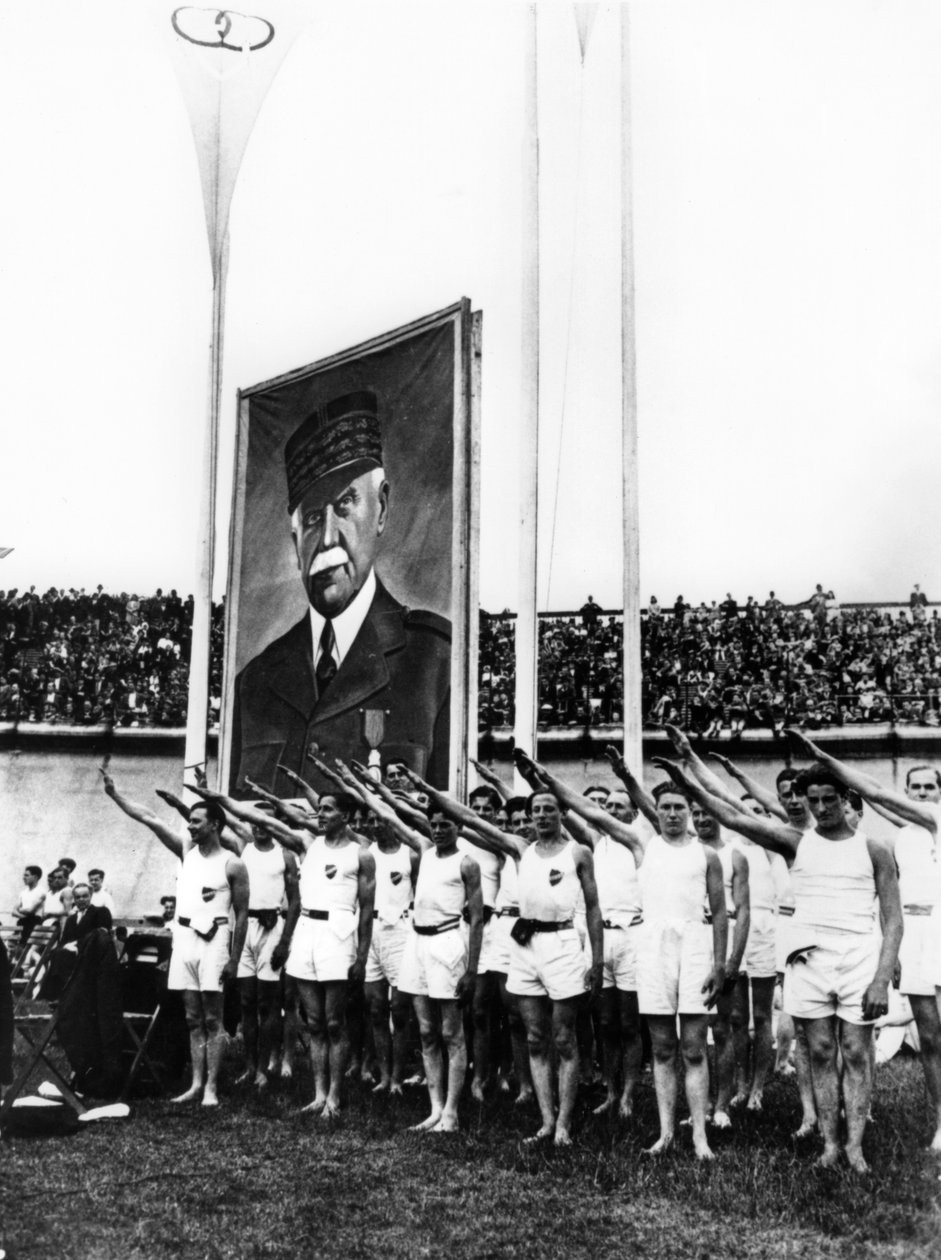 Atleti che fanno il saluto fascista, Parc des Princes, Parigi, 1941 da Unbekannt