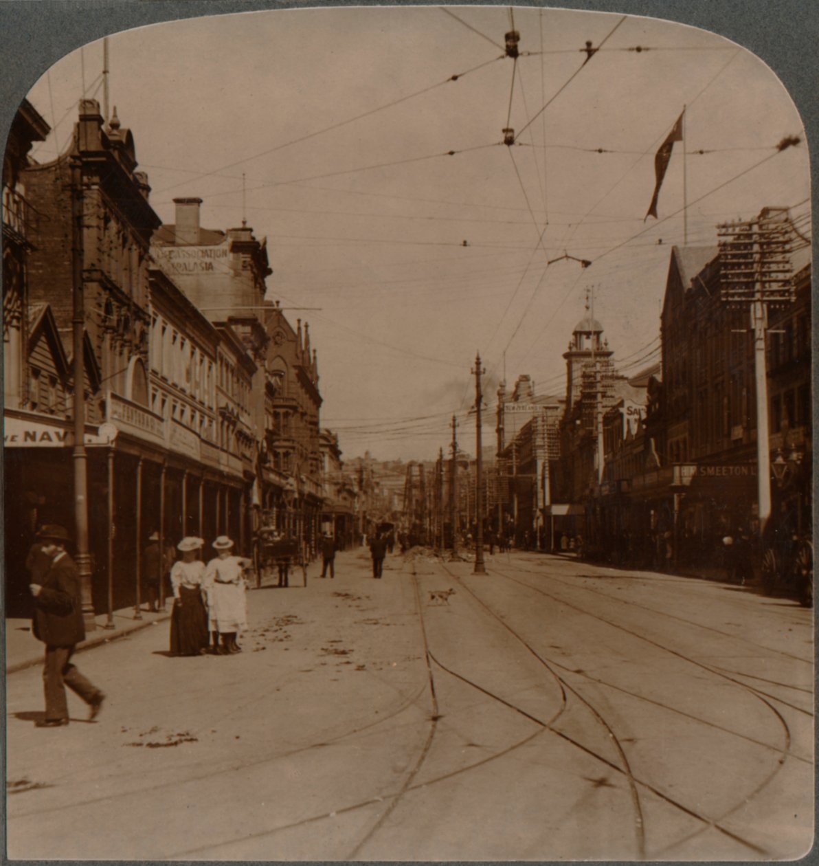 La principale via commerciale di Auckland, Queen St., vista verso sud, Nuova Zelanda, c1900 da Unbekannt