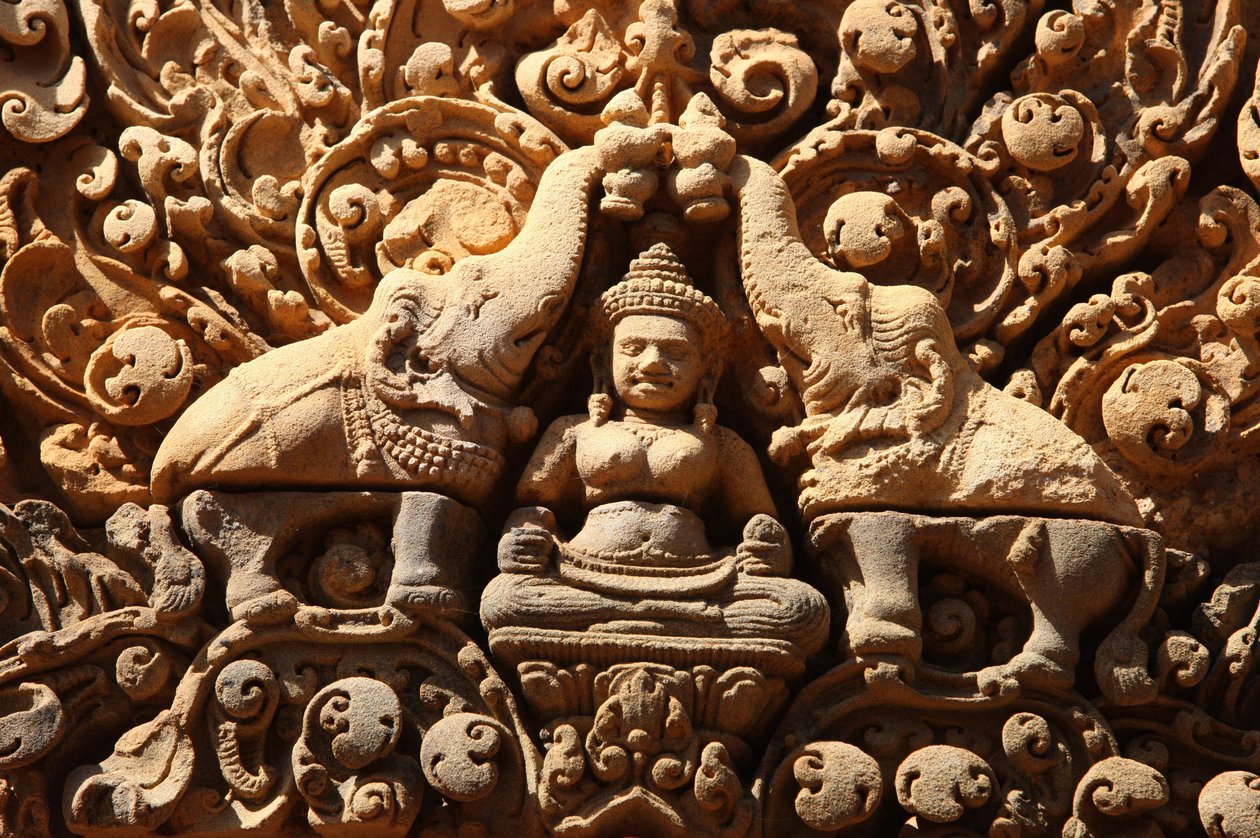 Tempio di Banteay Srei ad Angkor in Cambogia. Lakshmi, dea indù della ricchezza e moglie del dio Vishnu, è aspersa con acqua santa da due elefanti da Unbekannt