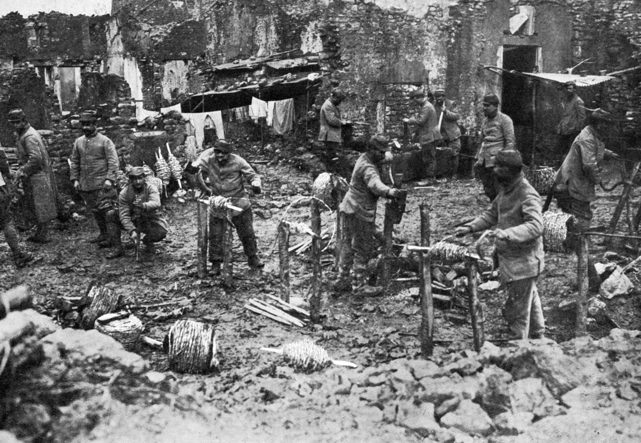 Avvolgimento del filo spinato, la difesa di Verdun, Francia, Prima Guerra Mondiale, 1916, c1920 da Unbekannt