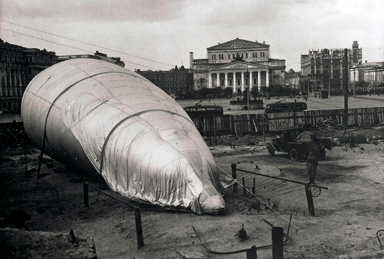 Pallone di sbarramento al Teatro Bolshoi, Mosca, URSS, 1942 da Unbekannt