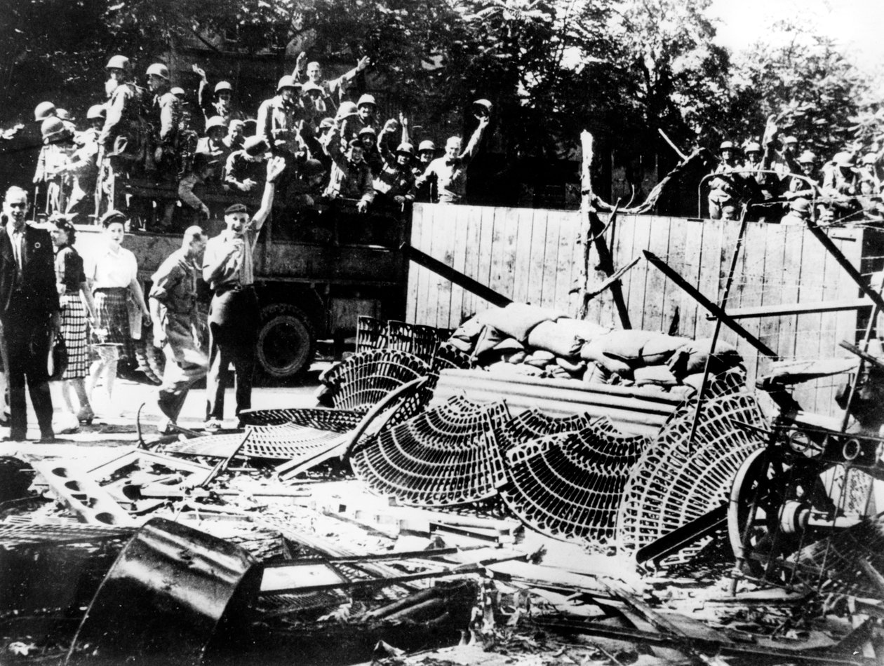 Barricate erette vicino a Place de la Concorde, Parigi, agosto 1944 da Unbekannt