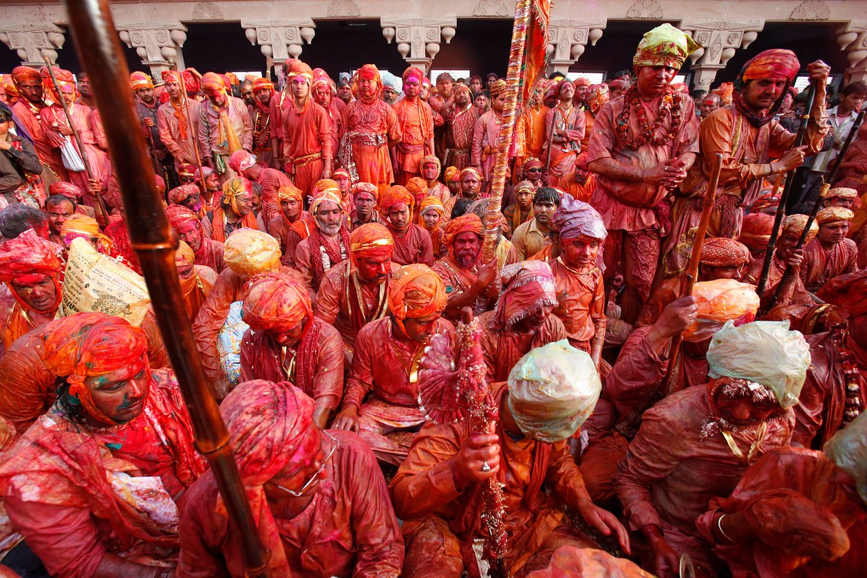 Abitanti di Barsana che celebrano Holi a Nandgaon, India da Unbekannt