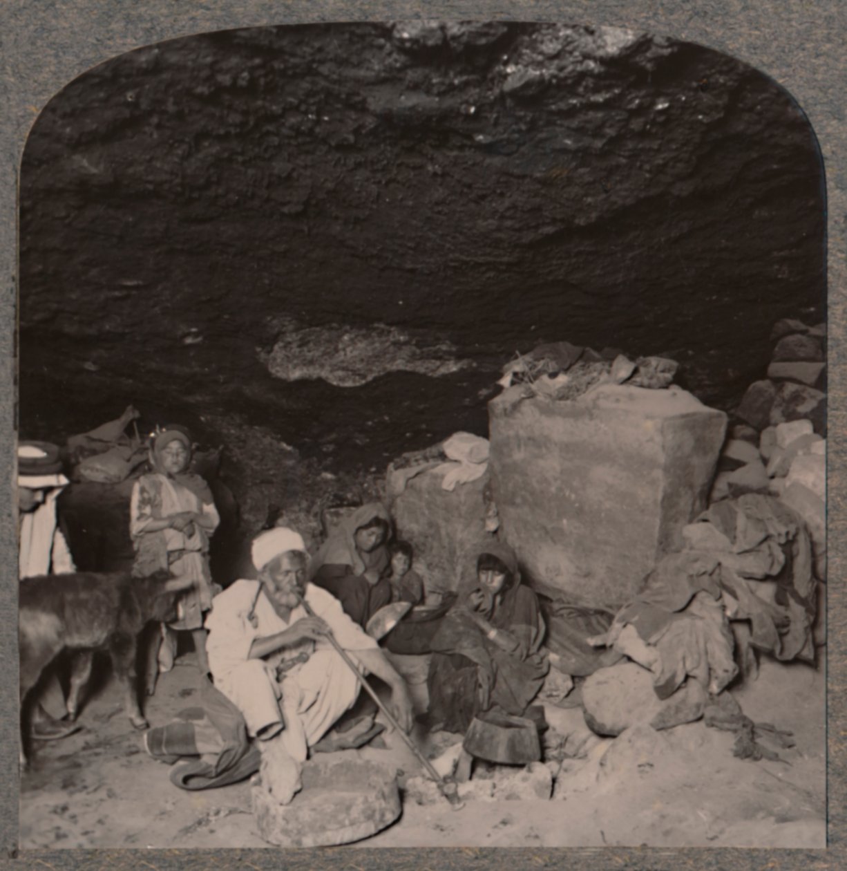 Abitanti delle caverne beduini nelle loro grotte, c1900 da Unbekannt