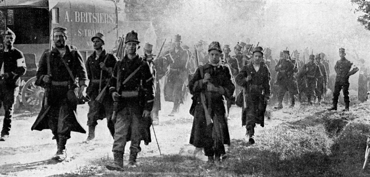 Truppe belghe che si avvicinano alla scena della battaglia, Prima Guerra Mondiale, 1914 da Unbekannt