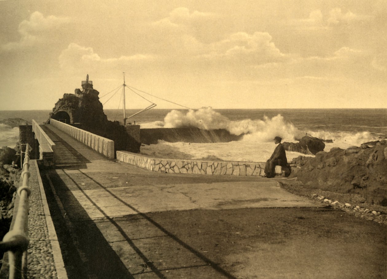 Biarritz - Au Rocher de la Vierge par gros temps, c1930 da Unbekannt