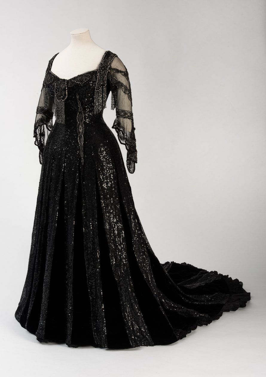 Abito da sera nero indossato dalla regina Alessandra, con decorazioni di perline e paillettes e nastro con firma in seta nera e lettere dorate della regina Alessandra, realizzato da Barolet di Knightsbridge, Londra 1908-1910 da Unbekannt