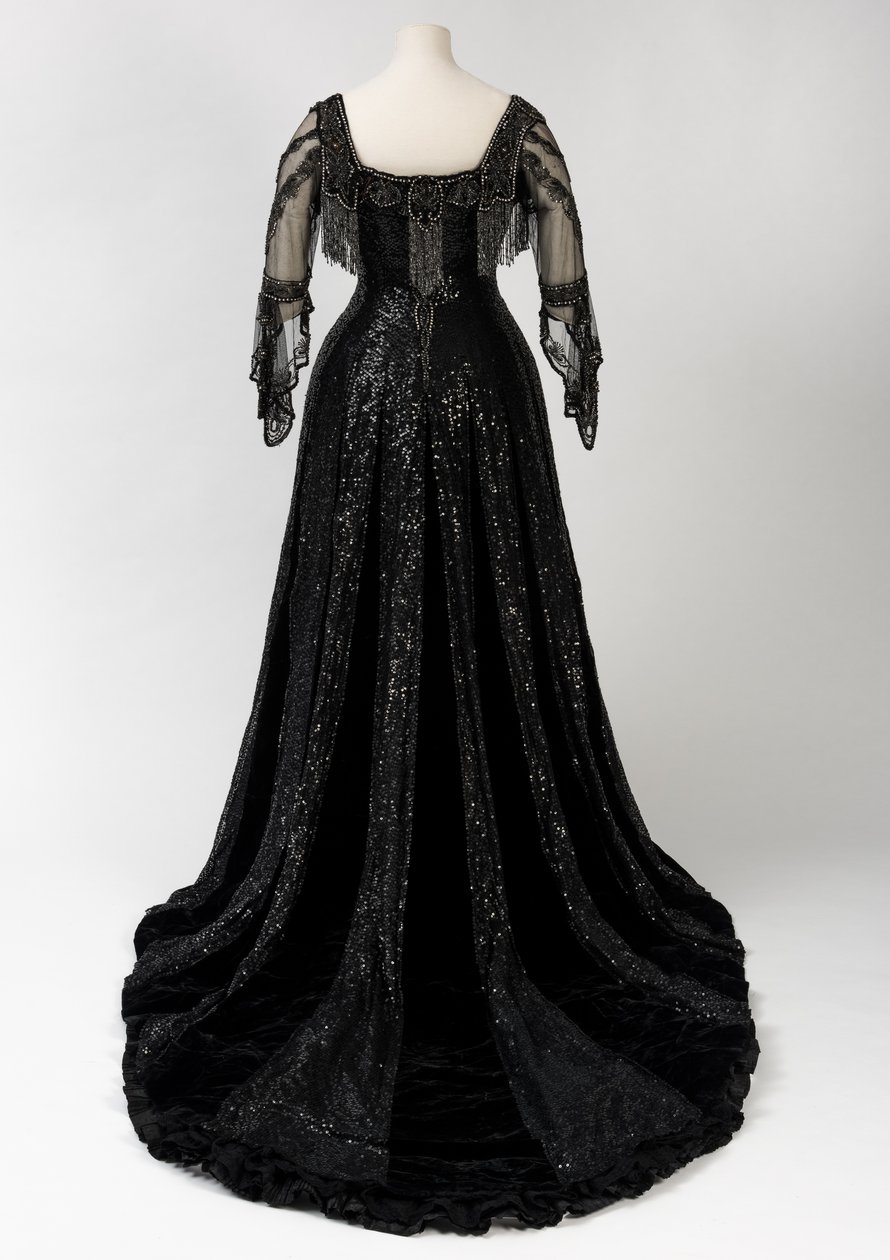 Abito da sera nero indossato dalla Regina Alessandra, con decorazioni di perline e paillettes e incorporante il nastro con il nome della Regina Alessandra, realizzato da Barolet di Knightsbridge, Londra 1908-1910 da Unbekannt