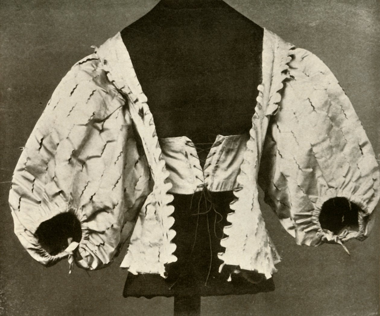Corpetto di raso bianco tagliato e traforato, c1620-1640, 1937 da Unbekannt