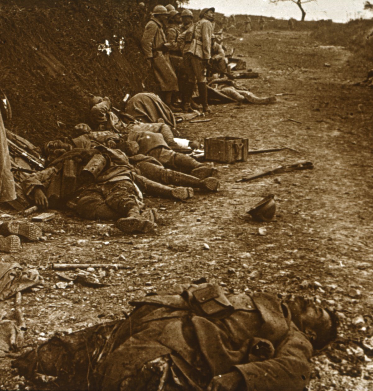 Corpi dopo la presa di Courcelles, nord della Francia, 1918 da Unbekannt
