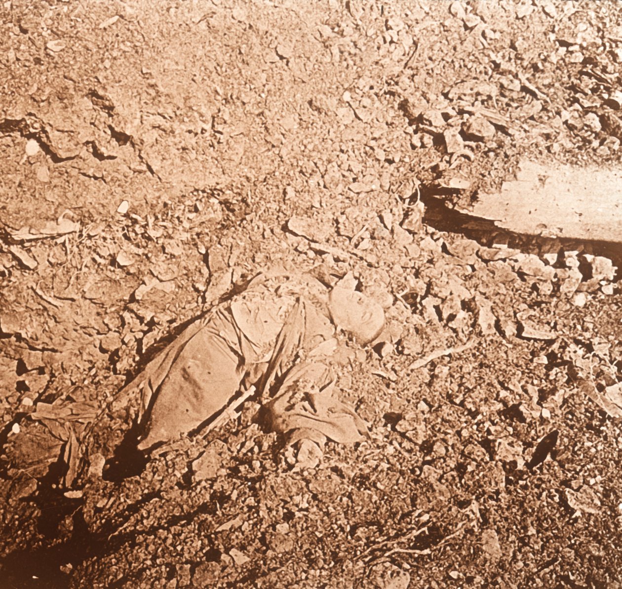 Corpo di soldato morto, Verdun, nord della Francia, c1914-c1918 da Unbekannt