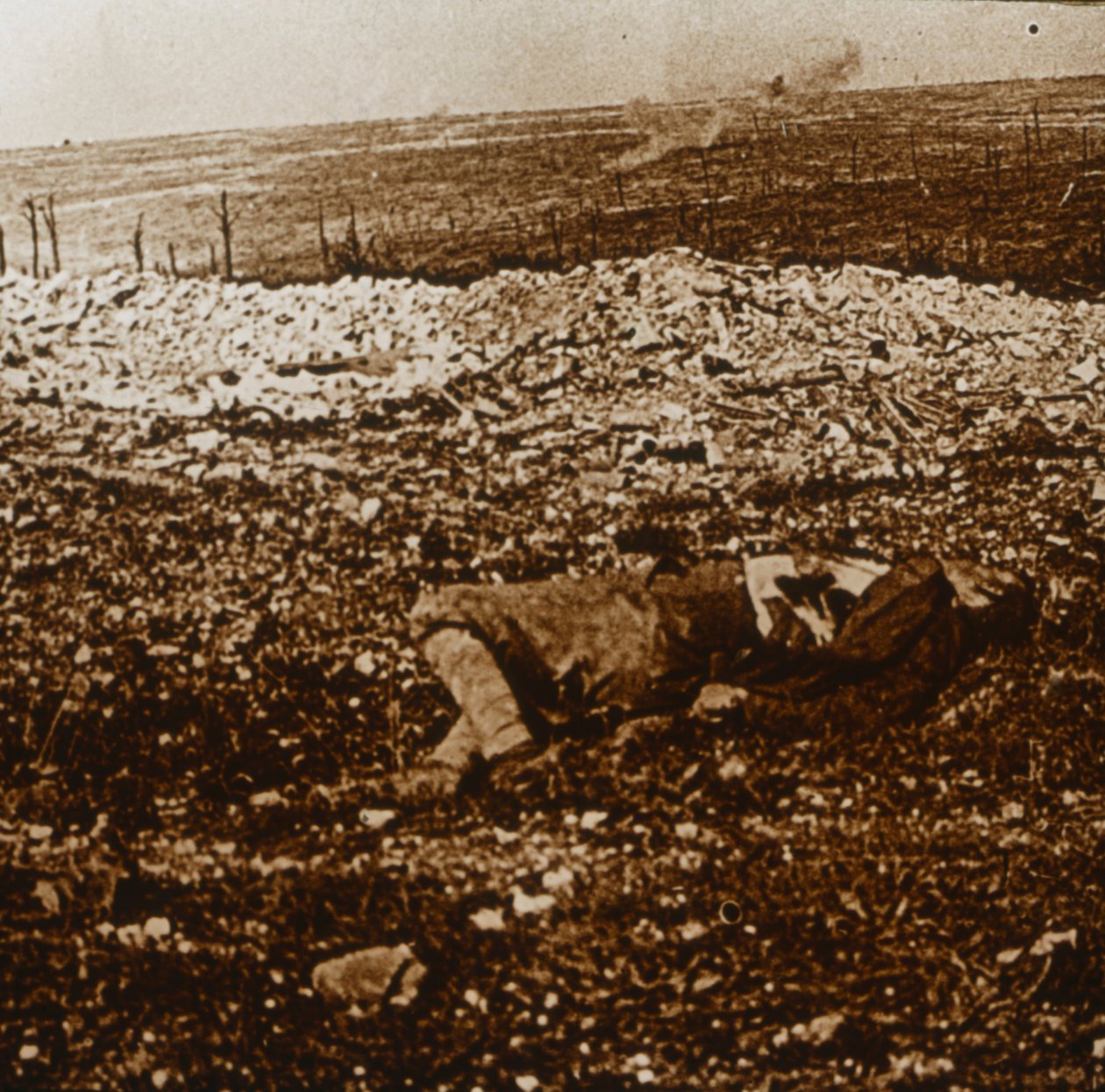 Corpo con fuoco di sbarramento in lontananza, c1914-c1918 da Unbekannt