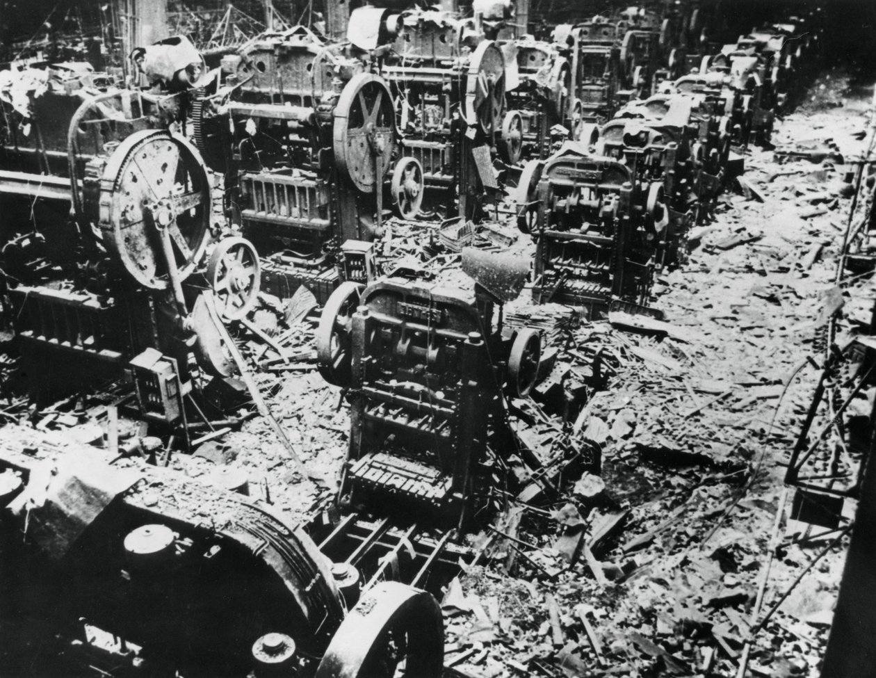 Danni da bombardamento in una fabbrica Renault, Sevres, Parigi, 4 aprile 1943 da Unbekannt