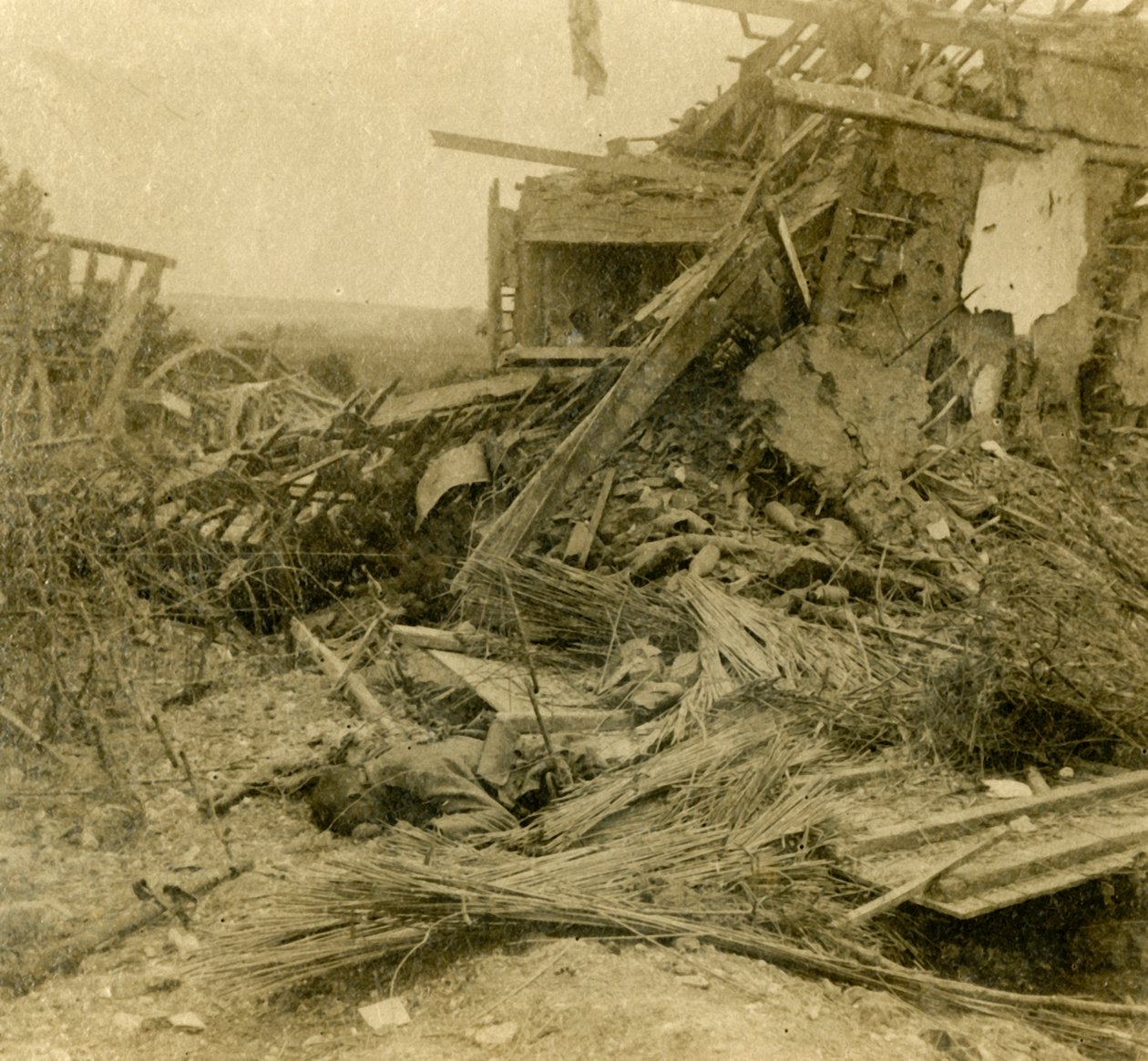 Edificio bombardato, corpo di soldato morto in primo piano, 1916 da Unbekannt