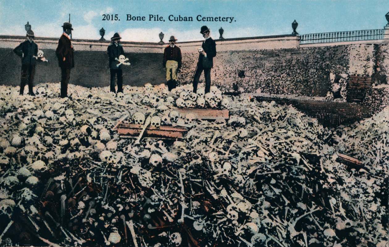 Mucchio di ossa, cimitero cubano, c1910 da Unbekannt