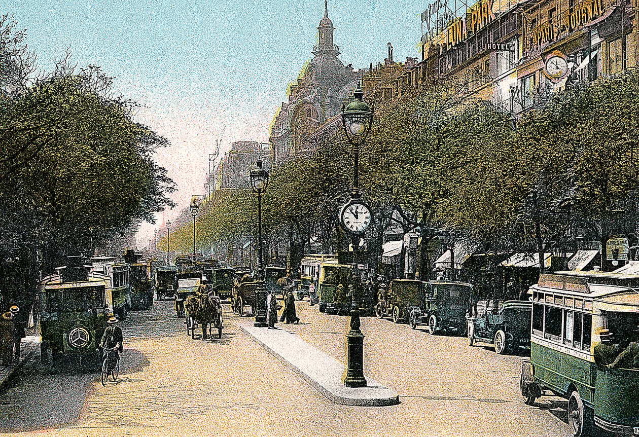 Boulevard des Italiens, Parigi, con auto e autobus a motore sulla strada, c1900 da Unbekannt