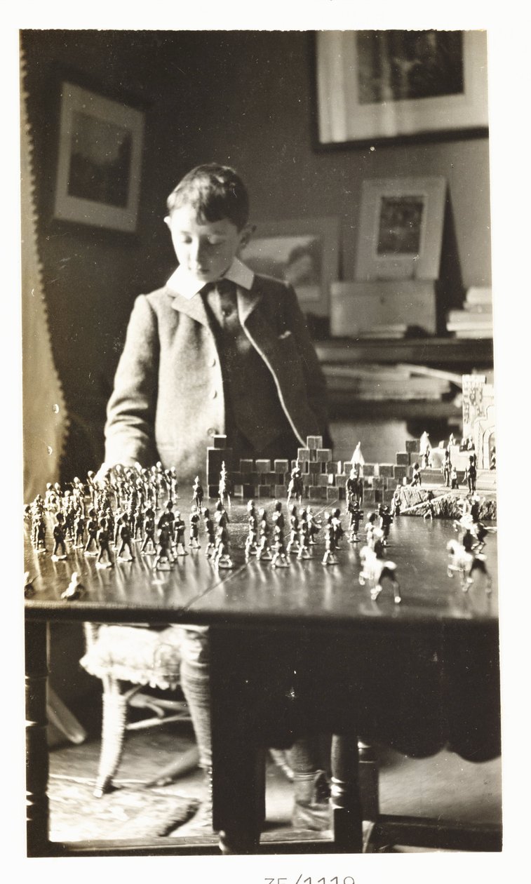 Ragazzo che gioca con soldatini, circa 1912 da Unbekannt
