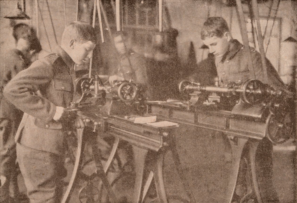 Ragazzi del Bradfield College che fabbricano parti di proiettili, Berkshire, c. 1916 da Unbekannt