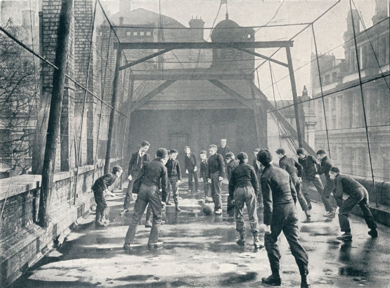 Ragazzi che giocano a calcio sul tetto della Scuola del Coro della Cattedrale di St Paul, Londra, c1901 da Unbekannt