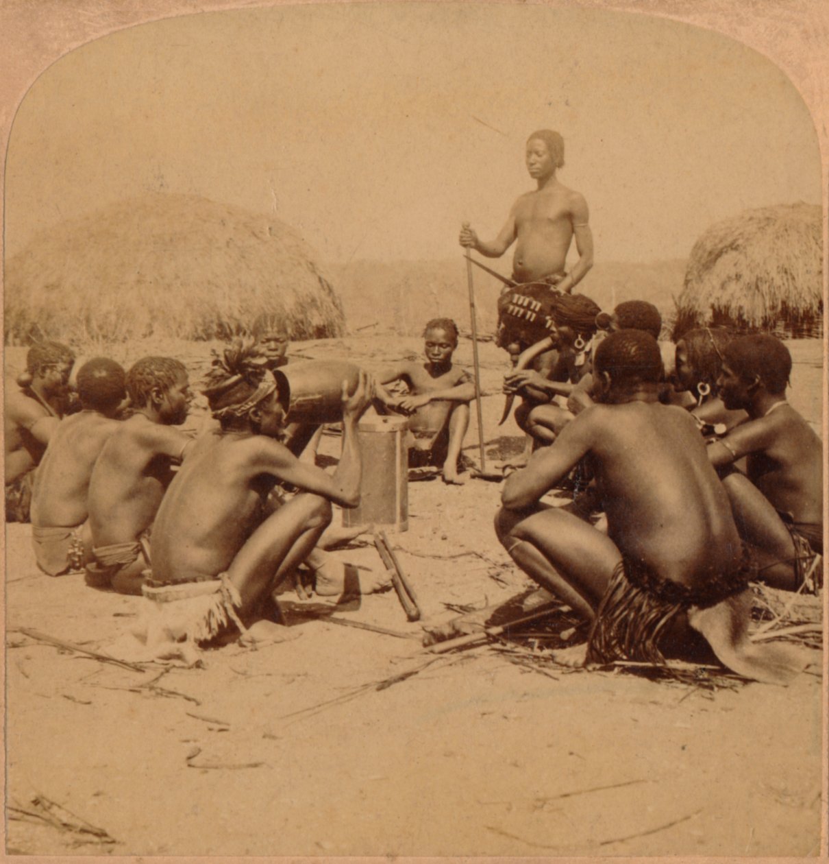 Guerrieri di un villaggio Zulu che tengono un consiglio, vicino al fiume Umlaloose, Zululand, S.A., 1901 da Unbekannt