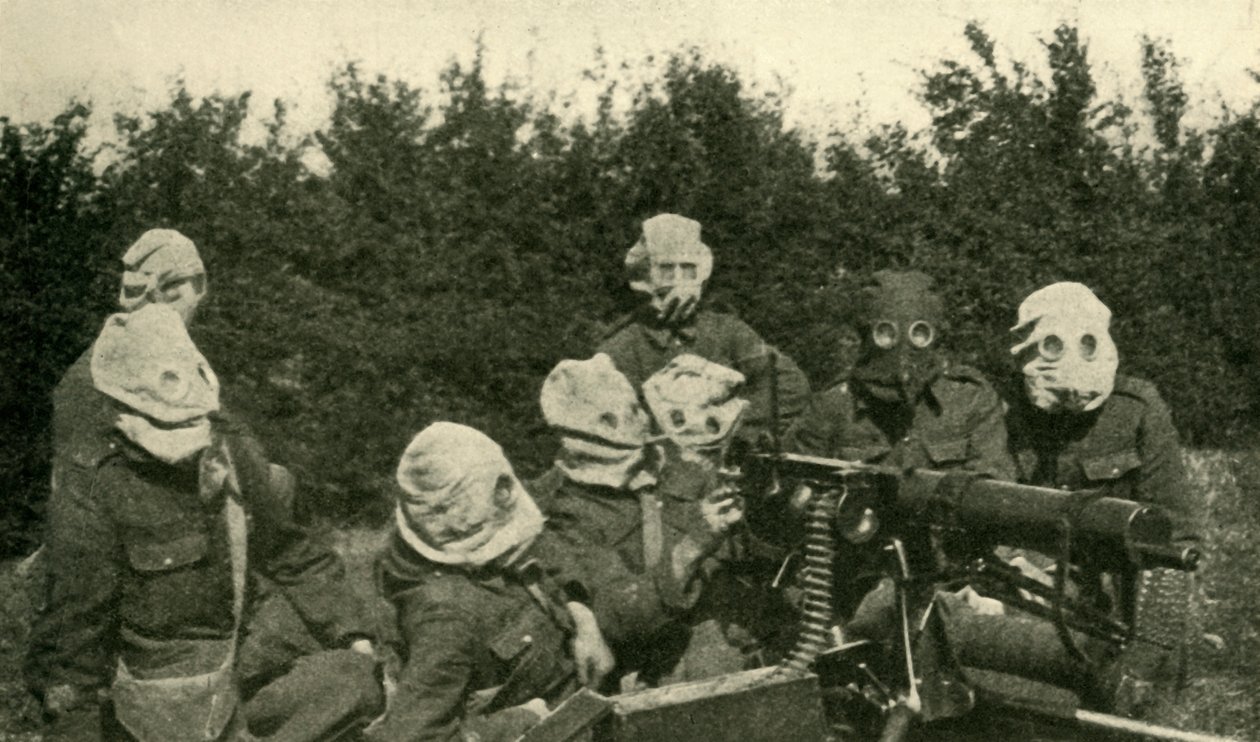 Sezione di mitragliatrici britanniche con maschere antigas, Prima Guerra Mondiale, 1914-1918, c1920 da Unbekannt