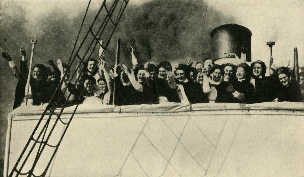 Infermieri della Croce Rossa Britannica in viaggio verso il fronte, Prima Guerra Mondiale, 1914, c1920 da Unbekannt