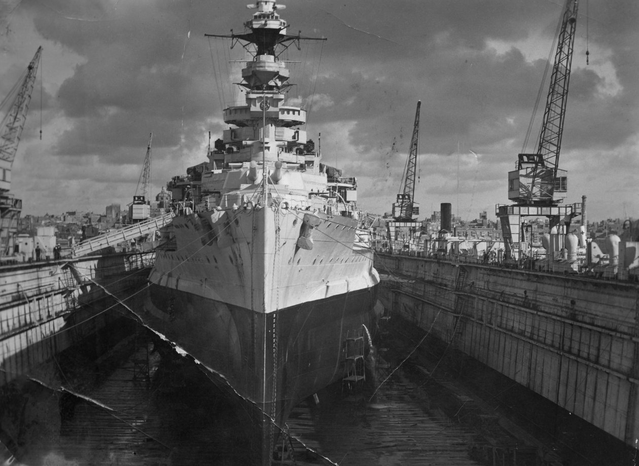 Corazzata britannica HMS Malaya in un bacino galleggiante, Malta da Unbekannt