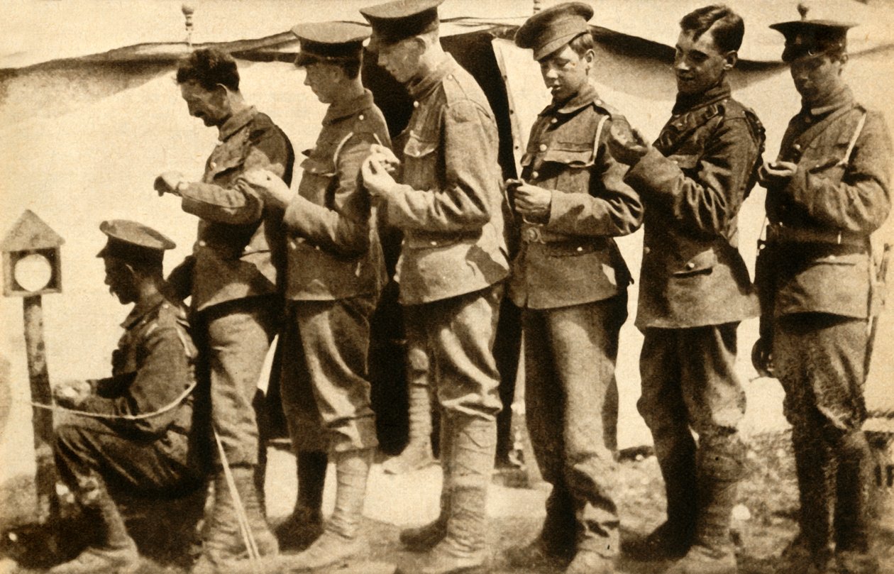 Soldati britannici sincronizzano i loro orologi sulla linea del fronte, Prima Guerra Mondiale, 1914-1918, 1933 da Unbekannt
