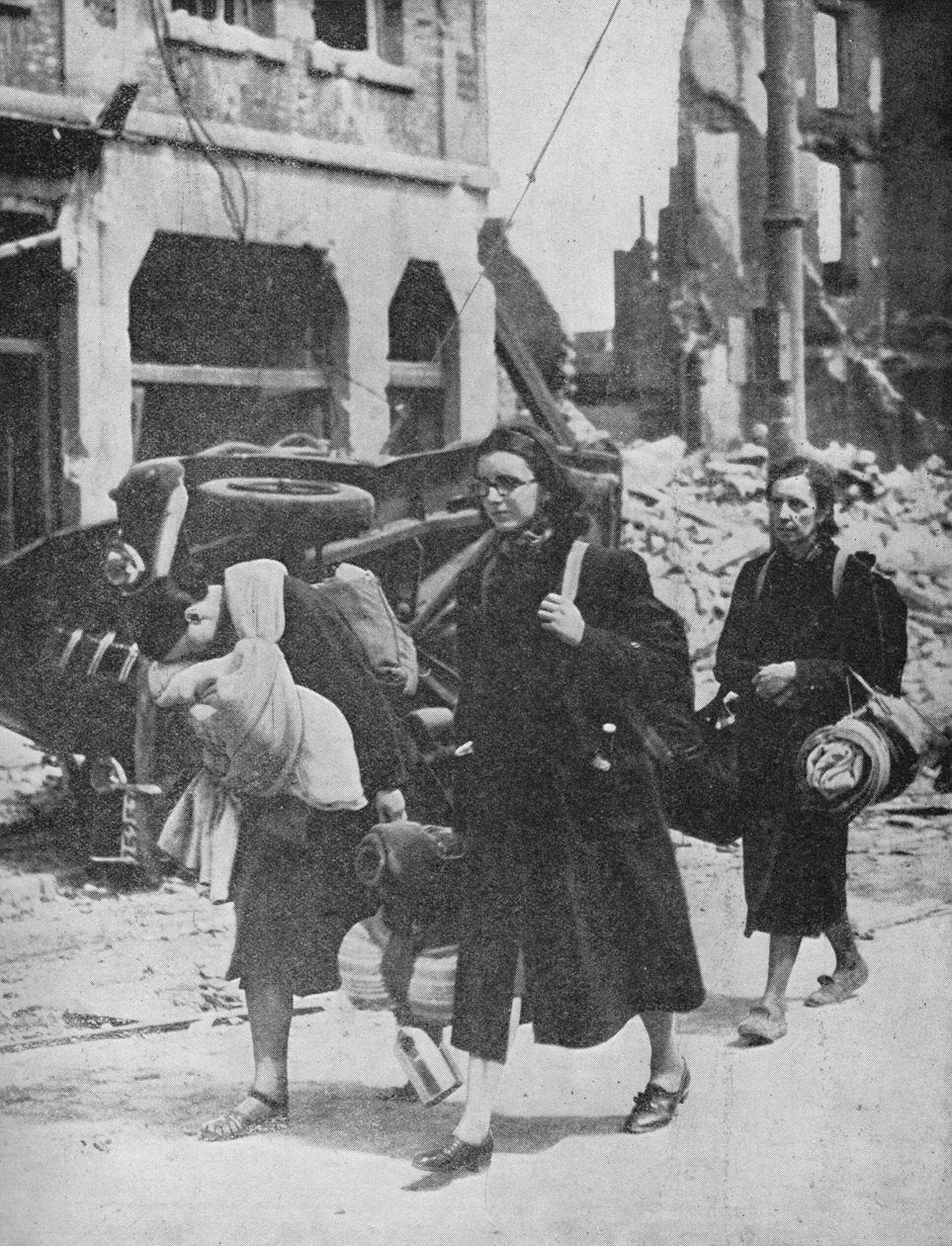 Le truppe britanniche resistono a Louvain mentre i rifugiati lasciano la città, 1940 da Unbekannt
