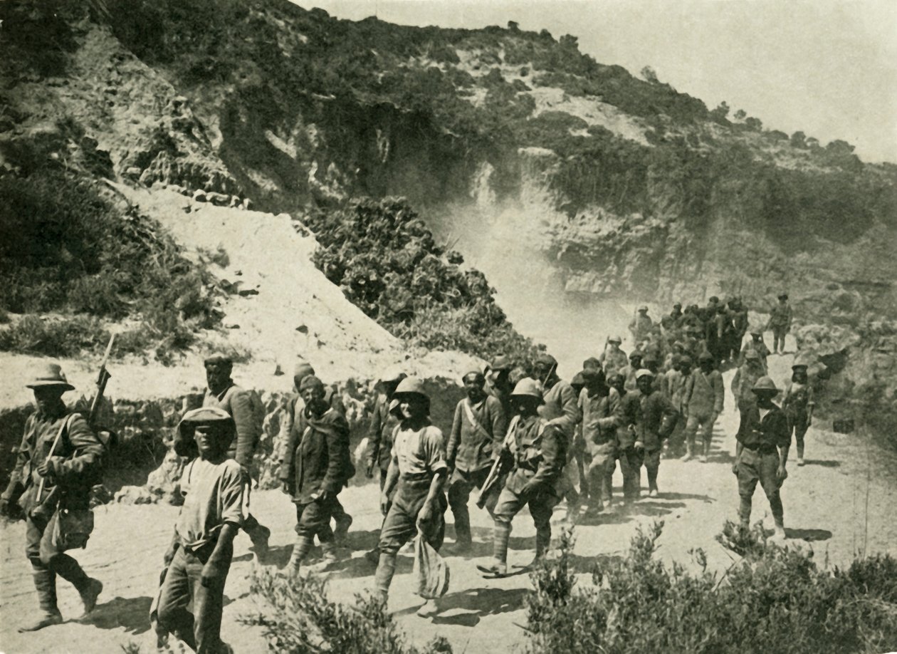 Truppe britanniche con prigionieri turchi, Prima Guerra Mondiale, 1915, c1920 da Unbekannt